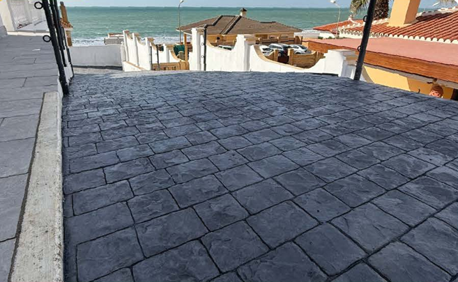 Terraza con hormigón impreso estilo pizarra