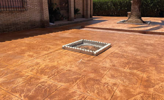 Patio con hormigón impreso color tostado